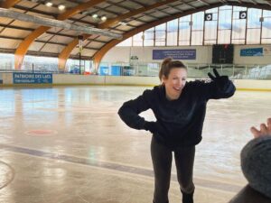Lorie Pester Instagram - Tournage du jour… 🎥
A votre avis, pourquoi j’ai rejoint la championne @mae_meite sur la glace ce matin ? 
Réponse dans quelques mois ! 😉

Pure bonheur de retrouver cette sensation de liberté sur la glace. 
Rencontre avec Mae-Berenice, une fille géniale ! ⛸️