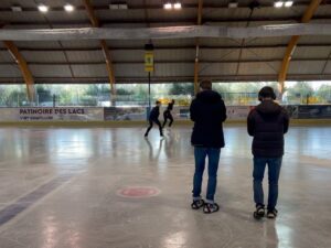 Lorie Pester Instagram - Tournage du jour… 🎥
A votre avis, pourquoi j’ai rejoint la championne @mae_meite sur la glace ce matin ? 
Réponse dans quelques mois ! 😉

Pure bonheur de retrouver cette sensation de liberté sur la glace. 
Rencontre avec Mae-Berenice, une fille géniale ! ⛸️