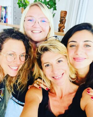 Lorie Pester Instagram - Et voici mes camarades de jeu… je ne sais pas pourquoi mais quelque chose me dit qu’on va encore bien se marrer sur le tournage… @loladubini @juliettetresanini @rebecca.benhamour #leomattei #tournage @tf1 @bigbandstory @emiliefrancoise.vma @agencevma
