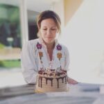 Lorie Pester Instagram - Une super semaine … Qui a commencé avec un 4 ayant pris la place du 3 quand je me suis réveillée le lundi matin…, une danse endiablée dans la salle de bain, des magnifiques fleurs, des messages tendres remplis d’amour, des smileys « gateau anniversaire » et « bouteille de champagne » un live super sympa, des rdv pro, ma fille qui assiste à sa première pièce de théâtre, (et bien évidement elle n’a pas résisté quand la comédienne a demandé aux enfants du premier rang de monter sur scène…😏), des selfies pas coiffée, un super beau et bon gâteau partagé avec ma famille, plein de photos dont une pensive devant ce délicieux gâteau… A quoi je pense? Je ne sais plus. Peut être à cette merveilleuse vie qui dure depuis 40 ans avec ces hauts et ces bas, mais merveilleuse quand même. Voilà mon bilan des 40 ans. #merci la vie! 💖 Paris, France