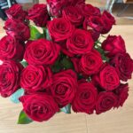 Lorie Pester Instagram - Une super semaine … Qui a commencé avec un 4 ayant pris la place du 3 quand je me suis réveillée le lundi matin…, une danse endiablée dans la salle de bain, des magnifiques fleurs, des messages tendres remplis d’amour, des smileys « gateau anniversaire » et « bouteille de champagne » un live super sympa, des rdv pro, ma fille qui assiste à sa première pièce de théâtre, (et bien évidement elle n’a pas résisté quand la comédienne a demandé aux enfants du premier rang de monter sur scène…😏), des selfies pas coiffée, un super beau et bon gâteau partagé avec ma famille, plein de photos dont une pensive devant ce délicieux gâteau… A quoi je pense? Je ne sais plus. Peut être à cette merveilleuse vie qui dure depuis 40 ans avec ces hauts et ces bas, mais merveilleuse quand même. Voilà mon bilan des 40 ans. #merci la vie! 💖 Paris, France