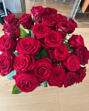 Lorie Pester Instagram - Une super semaine … 
Qui a commencé avec un 4 ayant pris la place du 3 quand je me suis réveillée le lundi matin…, une danse endiablée dans la salle de bain, des magnifiques fleurs, des messages tendres remplis d’amour, des smileys « gateau anniversaire » et « bouteille de champagne » un live super sympa, des rdv pro, ma fille qui assiste à sa première pièce de théâtre, (et bien évidement elle n’a pas résisté quand la comédienne a demandé aux enfants du premier rang de monter sur scène…😏), des selfies pas coiffée, un super beau et bon gâteau partagé avec ma famille, plein de photos dont une pensive devant ce délicieux gâteau… 
A quoi je pense? Je ne sais plus. Peut être à cette merveilleuse vie qui dure depuis 40 ans avec ces hauts et ces bas, mais merveilleuse quand même. Voilà mon bilan des 40 ans. #merci la vie! 💖