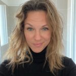 Lorie Pester Instagram - Une super semaine … Qui a commencé avec un 4 ayant pris la place du 3 quand je me suis réveillée le lundi matin…, une danse endiablée dans la salle de bain, des magnifiques fleurs, des messages tendres remplis d’amour, des smileys « gateau anniversaire » et « bouteille de champagne » un live super sympa, des rdv pro, ma fille qui assiste à sa première pièce de théâtre, (et bien évidement elle n’a pas résisté quand la comédienne a demandé aux enfants du premier rang de monter sur scène…😏), des selfies pas coiffée, un super beau et bon gâteau partagé avec ma famille, plein de photos dont une pensive devant ce délicieux gâteau… A quoi je pense? Je ne sais plus. Peut être à cette merveilleuse vie qui dure depuis 40 ans avec ces hauts et ces bas, mais merveilleuse quand même. Voilà mon bilan des 40 ans. #merci la vie! 💖 Paris, France