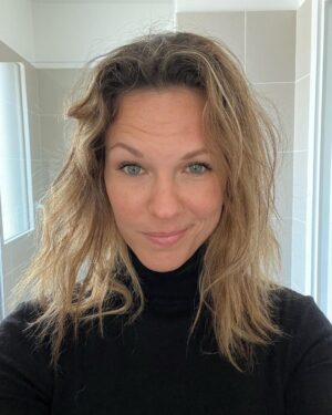 Lorie Pester Instagram - Une super semaine … 
Qui a commencé avec un 4 ayant pris la place du 3 quand je me suis réveillée le lundi matin…, une danse endiablée dans la salle de bain, des magnifiques fleurs, des messages tendres remplis d’amour, des smileys « gateau anniversaire » et « bouteille de champagne » un live super sympa, des rdv pro, ma fille qui assiste à sa première pièce de théâtre, (et bien évidement elle n’a pas résisté quand la comédienne a demandé aux enfants du premier rang de monter sur scène…😏), des selfies pas coiffée, un super beau et bon gâteau partagé avec ma famille, plein de photos dont une pensive devant ce délicieux gâteau… 
A quoi je pense? Je ne sais plus. Peut être à cette merveilleuse vie qui dure depuis 40 ans avec ces hauts et ces bas, mais merveilleuse quand même. Voilà mon bilan des 40 ans. #merci la vie! 💖