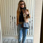 Lorie Pester Instagram - Une super semaine … Qui a commencé avec un 4 ayant pris la place du 3 quand je me suis réveillée le lundi matin…, une danse endiablée dans la salle de bain, des magnifiques fleurs, des messages tendres remplis d’amour, des smileys « gateau anniversaire » et « bouteille de champagne » un live super sympa, des rdv pro, ma fille qui assiste à sa première pièce de théâtre, (et bien évidement elle n’a pas résisté quand la comédienne a demandé aux enfants du premier rang de monter sur scène…😏), des selfies pas coiffée, un super beau et bon gâteau partagé avec ma famille, plein de photos dont une pensive devant ce délicieux gâteau… A quoi je pense? Je ne sais plus. Peut être à cette merveilleuse vie qui dure depuis 40 ans avec ces hauts et ces bas, mais merveilleuse quand même. Voilà mon bilan des 40 ans. #merci la vie! 💖 Paris, France