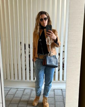 Lorie Pester Instagram - Une super semaine … 
Qui a commencé avec un 4 ayant pris la place du 3 quand je me suis réveillée le lundi matin…, une danse endiablée dans la salle de bain, des magnifiques fleurs, des messages tendres remplis d’amour, des smileys « gateau anniversaire » et « bouteille de champagne » un live super sympa, des rdv pro, ma fille qui assiste à sa première pièce de théâtre, (et bien évidement elle n’a pas résisté quand la comédienne a demandé aux enfants du premier rang de monter sur scène…😏), des selfies pas coiffée, un super beau et bon gâteau partagé avec ma famille, plein de photos dont une pensive devant ce délicieux gâteau… 
A quoi je pense? Je ne sais plus. Peut être à cette merveilleuse vie qui dure depuis 40 ans avec ces hauts et ces bas, mais merveilleuse quand même. Voilà mon bilan des 40 ans. #merci la vie! 💖