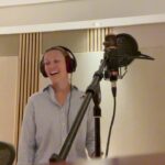 Lorie Pester Instagram - Quand on fait des chansons vous entendez le titre finalisé. Mais souvent il y a plein de « bruits » bizarres qui se font derrière le micro… En voici quelques exemples! 😂 #behindthesong #studio #micro #newsong