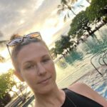 Lorie Pester Instagram - Hello ma Lorie Family, En cette nouvelle année qui se profile à l’horizon, je voulais vous dire un grand merci pour votre soutien. Cette année, vos encouragements et messages pour tous mes projets : fictions, réal, musique, documentaires… ont été pour moi un réconfort, et je suis profondément reconnaissante de vous avoir à mes côtés… depuis toutes ces années. Que cette année soit une symphonie de moments magiques. Je vous souhaite d’être entourés de bonheur, d’être en bonne santé et du succès dans tous vos projets. Que chaque note de vos vies résonne avec passion et créativité. Ensemble, encore cette année, continuons à écrire cette histoire extraordinaire qu’est la nôtre. Que nos rêves se réalisent et que nos passions nous guident. Je vous souhaite une année pleine de moments exceptionnels, de découvertes et de joie pure. Que votre année soit aussi magnifique que vous l’êtes pour moi. 💖 Allez on appuie sur PLAY pour cette nouvelle année !!!