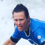 Lorie Pester Instagram - 🏄‍♀️Cette année c’était la reprise du surf… et ça fait du bien. Merci à @hastea_surf , merci à Paul, merci à @julien_zierott , Antoine, Manu, Justine, Nicolas, et Philippe pour vos bons conseils et votre patience 😉 Merci @mathieuthoisy pour ces belles photos. 📸 Merci les filles pour vos sourires championnes de Tetris pour les plannings. @yanndernaucourt 1- position : 🐸 2- 😜 qu’est ce qu’elle fait dehors celle là ? 3- tentative d’un petit virage… pas très à l’aise 4- tentative de porté digne de DALS avec ma Chacha 5- des sourires de satisfaction 6- de l’amour et de l’amitié depuis 30 ans 7- Il faut rentrer maintenant…