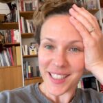Lorie Pester Instagram - Coucou ! Une nouvelle vidéo est en ligne sur ma chaine youtube! Dans les coulisses d’enregistrement de livres audios ! J’espère que ça va vous plaire ! Lien dans ma bio ! #coulisses #backstage #livresaudios #studio