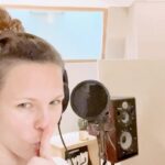 Lorie Pester Instagram - Petit montage de ma journée en studio avec mon cher @pl_prod ! Avec le son dans la salle de bain avec ma fille qui prend son bain… #studio #micro #chanson #musique #bain #bebe