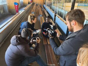 Lorie Pester Instagram - Tournage du jour… 🎥
A votre avis, pourquoi j’ai rejoint la championne @mae_meite sur la glace ce matin ? 
Réponse dans quelques mois ! 😉

Pure bonheur de retrouver cette sensation de liberté sur la glace. 
Rencontre avec Mae-Berenice, une fille géniale ! ⛸️
