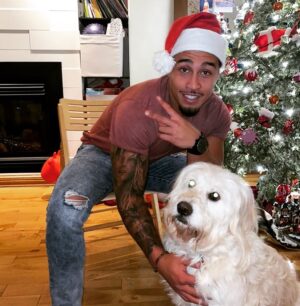Louis-Philippe Pelletier Instagram - Bouge pas Buddy, on prend une pic ✌️🐕