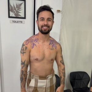 Luca Scarpelli Instagram - mais um momento muito especial gravado na minha pele 💕

eu adoro gravar na pele a arte de pessoas que eu amo e admiro. a tatuagem pra mim sempre tem um significado afetivo que vai muito além do desenho. é sobre o quanto eu admiro aquela pessoa, o quanto eu acho ela um artista foda e o quanto eu quero eternizar uma memória.

a maioria das minhas tatuagens não têm significados literais, mas são como bons momentos e afetos eternizados na minha pele. eu lembro do dia e da pessoa que fez cada uma delas.

e essa que eu acabei de fazer é muito especial porque foi feita por uma pessoa que eu tenho muuuito carinho e admiração.

e pra manter essas lembranças vivas por mais tempo, vou cuidar dessa e de todas as minhas tatuagens com Protex Pro Tattoo @protexbrasil, que tem uma tecnologia que ajuda a preservar as cores das tatuagens :)

#ProtexBrasil
#ProtexTattoo
*publi