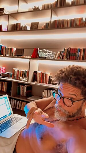 Luciano Quirino Instagram - Segundou !!!
Vamos em frente 
Bom dia e Boa semana pra nós !☕️🙌🏾🌻