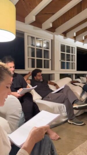 Luciano Quirino Instagram - Avancini’s house. Noite deliciosa de leitura, bom papo e muitas risadas 😉🙌🏾🍀🌻. Turminha boa. Novidades a caminho 🎬🎥🤭