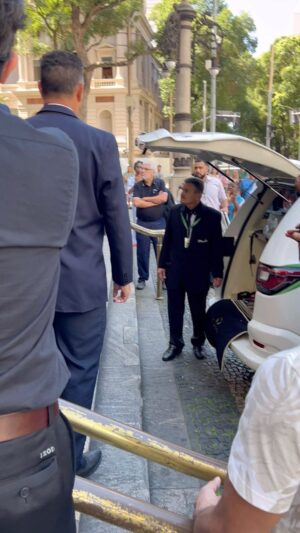 Luciano Quirino Instagram - Obrigado por tanto Dona Léa Garcia. Um ícone. Extraordinária.
Seguiremos … ✊🏾
✨✨Descanse em paz 🙌🏾🌻🖤 Mais uma vez  meus profundos sentimentos a toda família. @leagarciaeumesma 
Epa Heyi Iansã 🙌🏾