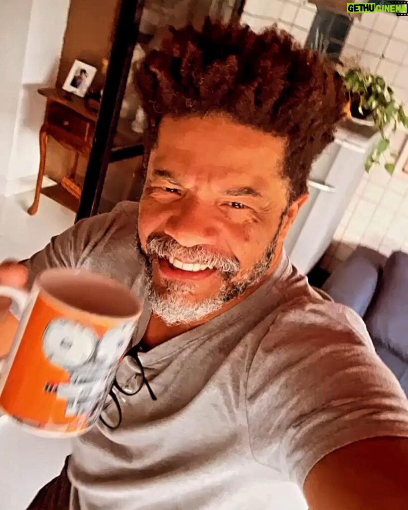 Luciano Quirino Instagram - Bom dia !!!☕️😉 Só pra não perder o costume 😉🌻🙌🏾