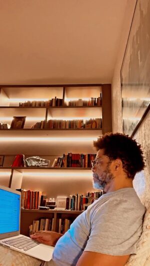 Luciano Quirino Instagram - Home Office 😉🙌🏾🍀✍🏾
Bom dia !!! ☕️