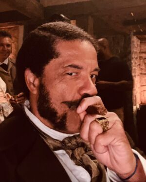 Luciano Quirino Instagram - José Mendonça - Representando a expressiva presença de homens negros  livres e atuantes no cenário político e cultural no cotidiano da sociedade brasileira oitocentista , sobretudo no que diz respeito as interdições aos seus direitos de cidadania . 
#donabeja @hbomaxbr @florestaprod 
#representatividadeimportasim