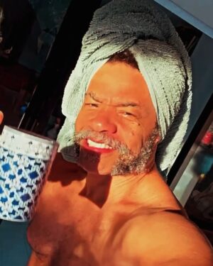 Luciano Quirino Instagram - Um homem de banho tomado , cabelo hidratado,  não quer guerra com ninguém .Bora por a cara no sol ☀️ 
Segundou !!! Ótima semana pra noixxxxxx! 
Bom dia ☕️