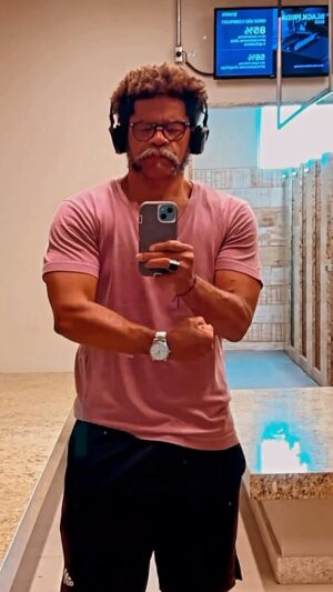 Luciano Quirino Instagram - Manutenção e auto estima em dia 😉👊🏾
Bom dia !!! 
🍀🌻