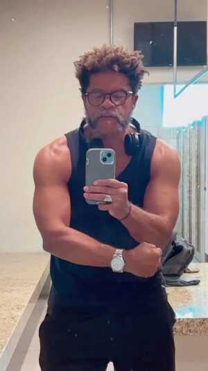 Luciano Quirino Instagram - Exercício é importante , mas se não tiver o acompanhamento de uma Nutri não adianta nada né @claramonteironutricionista ? Tá pago !!! Sábado vale por 2 👊🏾E vc ja se exercitou hoje ?🙌🏾🍀🌻