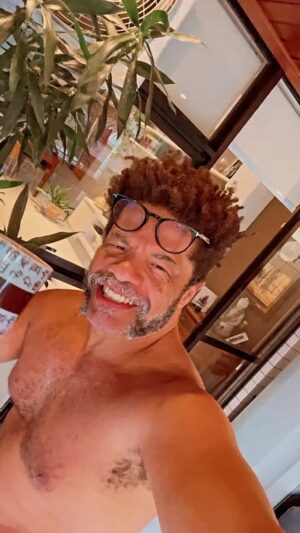 Luciano Quirino Instagram - Bom dia !!! Aquele Cafezinho que não abro mão , treino nosso de cada dia , e o bonde chegando pra mais um dia de trabalho , #donabeja aí vamos nós !!! ❤️🙌🏾👊🏾🌻 Evoé !! @hbomaxbr @florestaprod @warnerchannelbrasil @linikeroficial ❤️