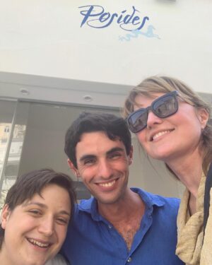 Lucy Lawless Instagram - Con Roberta (campione di scacchi e cuoca) e Antonio (proprietario con il suo fratello ed altri). Stiamo facendo dei piani per la festa di San Lorenzo 2020 a al bar Posides a Positano . Un po’ di musica, poesia e una spiegazione dei fenomeni celesti di San Lorenzo. Agosto 10 Oggi!