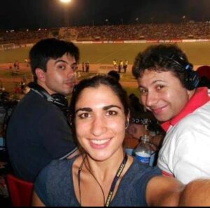 Mário Marra Instagram - Volta lá para 2012.
Fase de grupos da Libertadores e jogo do Santos em Chiclayo, nortão do Peru.
A Rádio CBN montou a equipe e fomos nós para a aventura.
Saímos de São Paulo, ficamos um bom tempo no aeroporto em Lima e pegamos um avião menor, que testou nossa fé, para Chiclayo.
Os avisos sobre terremotos assustavam e os estudos sobre o Juan Aurich nos mostravam um time aguerrido, treinado pelo muito simpático Diego Umaña. O @instamgmarcelogomes entrevistou e ficou impressionado com a eloquência de Cuto Guadalupe. Guizasola na direita, o meio campo com Conan Rojas e o ataque com o panamenho Tejada eram perigos, mas havia ainda outro problema para o Santos: o vento do norte do Peru. Sim, os torcedores acreditavam que o vento forte poderia atrapalhar a qualidade do time brasileiro.
Deu Santos, com ou sem vento. 
Tudo foi ótimo na viagem. Muito companheirismo de todos. 
Um perrengue foi quando percebemos que nossa linha de transmissão caiu e a @mayrasiqueira9 , que falava do gramado, não conseguia ser ouvida. 
Foram uns longos 5 minutos com o Marcelo Gomes narrando o jogo pelo meu telefone. Fernandinho e Marquinhos, da nossa equipe técnica, deram um jeito.
Foi ótimo estar com os amigos que amo muito. 
Saudades de todos e de tudo.