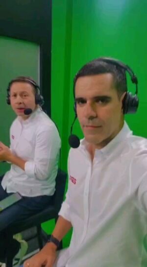 Mário Marra Instagram - Antes do grande Arsenal x Manchester City, aquecer a voz cantando @notevagustaroficial .