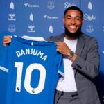 Mário Marra Instagram - Agora você vai ter certeza da minha insensatez. Lamento. O post é sobre o Everton e sobre o novo ano, novo (ou velho) desafio e do sofrimento que tem sido ver a fria em que o clube se meteu. Repito: o post é sobre o Everton, mas... Valerie Star estava em um show e uma das bandas de abertura era uma banda de Liverpool e você deve imaginar que Liverpool tem uma certa história na música. Ela acabou não ficando para o show principal. O papo com Dave McCabe foi muito bom e eles estenderam os assuntos por algum tempo. A vida tem umas voltas estranhas. Zutons e McCabe voltaram para a Inglaterra e Valerie acabou se metendo em confusões com a polícia de trânsito nos Estados Unidos. A saudade apertou e McCabe, no banco de trás de um táxi, escreveu um cartão postal para Valerie. O cartão virou música e até Amy Winehouse gostou e regravou. Que sucesso! Valerie, Dave e Zutons tiveram suas vidas mudadas. Assim como Danjuma, última contratação do Everton. O menino, que nasceu na Nigéria, foi com os pais para a Holanda e acabou vivendo dias muito tristes por lá. Danjuma viveu dias de dor e dias de reconstrução. Ele se mostrou forte para os desafios. O novo post não tem nada de Zutons, nada de Valerie, mas a história acaba servindo também como inspiração. O link está nos stories. And #premierleaguenaespn 📷 @everton