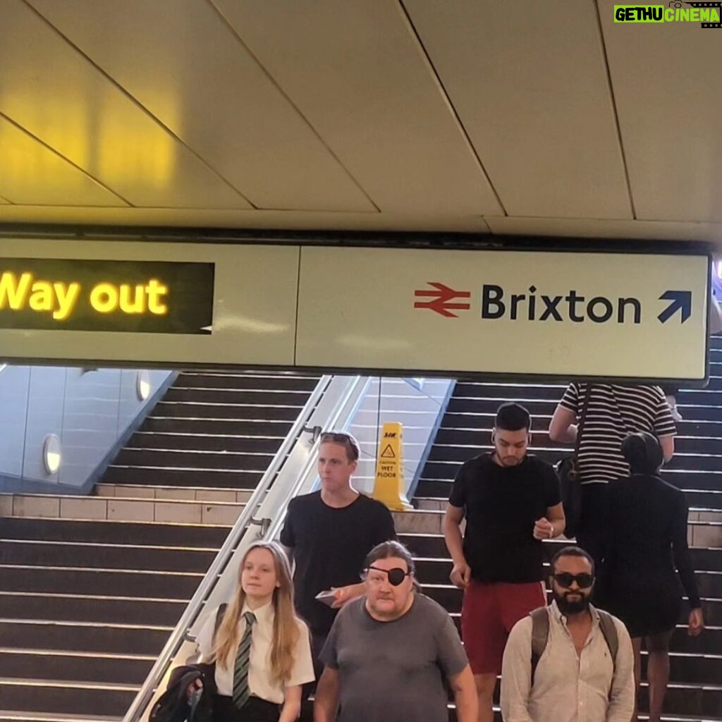 Mário Marra Instagram - O #tbt de hoje é uma lembrança recente. Lembrança de pegar o metrô em Londres e buscar entender mais sobre um momento histórico: a chegada do Empire Windrush, navio que saiu da Jamaica para a Inglaterra. A intenção era povoar o país, sofrido por causa da Segunda Guerra Mundial. Povoar, reconstruir, trazer força de trabalho e ânimo. Estava em Londres no dia 22 de junho, data exata da chegada do navio, data da celebração dos 75 anos do que se tornou conhecida como Geração Windrush. O bairro de Brixton acabou se tornando casa de tantos imigrantes não só da Jamaica, mas de outros tantos países que ajudaram a reconstrução do Reino Unido. O dia não foi de apenas celebração, mas de muita reflexão. Existe uma valorização da cultura negra na Inglaterra e Brixton faz questão de produzir conteúdos com a temática. Foi por causa das tensões causadas boa parte pelo racismo da polícia nos confrontos com trabalhadores em Brixton que Eddy Grant compôs, em 1982, a música Eletric Avenue. Estive lá. O dia foi repleto de atividades culturais e sociais por lá. O 22 de junho vai ser sempre um dia simbólico, assim como a Eletric Avenue, assim como o sofrimento de quem ajudou a reconstruir o país e tem que afirmar e reafirmar posições. #tbt #brixton #eletricavenue #againstacism #eddygrant #empirewindrush #windrush