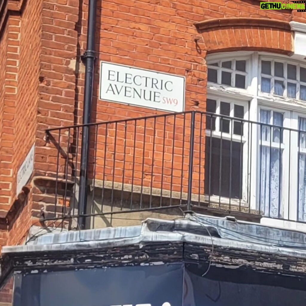 Mário Marra Instagram - O #tbt de hoje é uma lembrança recente. Lembrança de pegar o metrô em Londres e buscar entender mais sobre um momento histórico: a chegada do Empire Windrush, navio que saiu da Jamaica para a Inglaterra. A intenção era povoar o país, sofrido por causa da Segunda Guerra Mundial. Povoar, reconstruir, trazer força de trabalho e ânimo. Estava em Londres no dia 22 de junho, data exata da chegada do navio, data da celebração dos 75 anos do que se tornou conhecida como Geração Windrush. O bairro de Brixton acabou se tornando casa de tantos imigrantes não só da Jamaica, mas de outros tantos países que ajudaram a reconstrução do Reino Unido. O dia não foi de apenas celebração, mas de muita reflexão. Existe uma valorização da cultura negra na Inglaterra e Brixton faz questão de produzir conteúdos com a temática. Foi por causa das tensões causadas boa parte pelo racismo da polícia nos confrontos com trabalhadores em Brixton que Eddy Grant compôs, em 1982, a música Eletric Avenue. Estive lá. O dia foi repleto de atividades culturais e sociais por lá. O 22 de junho vai ser sempre um dia simbólico, assim como a Eletric Avenue, assim como o sofrimento de quem ajudou a reconstruir o país e tem que afirmar e reafirmar posições. #tbt #brixton #eletricavenue #againstacism #eddygrant #empirewindrush #windrush