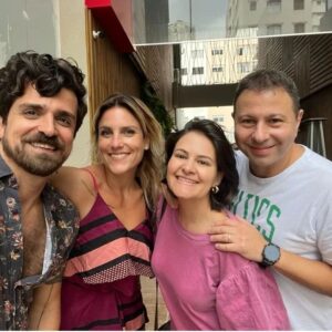 Mário Marra Instagram - Passando por Ikigai e por Sawabona, viajando por tantos conceitos tão bem alicerçados, descritos e vividos pelos queridos Leo e Diana, é um prazer indicar a leitura de Mínimo Essencial - Como a redução do excesso nos torna mais criativos, eficientes e empáticos.
Leo e Diana fazem o convite a acreditar na gente mesmo, no meio, na troca, na pessoa e bem menos na coisa.
Tem tanta pérola e em tantas páginas! 
Os sorrisos dos dois deixam claro logo no primeiro contato que ali existe algo diferente. E existe. 
Estive com eles muitas vezes em mensagens, outras tantas nos trabalhos do @coupleofthings e bem menos vezes pessoalmente, mas sempre foi bom e sempre deu vontade de querer mais. 
Sabemos que estamos devendo aquele atum selado, mas não vemos a hora de pagar.