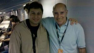 Mário Marra Instagram - E o medo que eu tive quando me falaram pela primeira vez que eu faria programas todos os domingos com o @canhotinha70 .
O Canhota é pra mim titular da seleção de todos os tempos de Copas do Mundo. 
Craque, mas craque demais. Alguém muito à frente de seu tempo em campo. Eu sabia disso e temi não conseguir bater papo com ele. Só que ele foi sempre muito generoso comigo. O Enquanto a bola não rola começava sempre com o destaque dele e antes de dar a opinião, Gerson quebrava o protocolo e me perguntava no ar como estava o meu filho. Como isso me emocionava! Como me fazia bem e como isso me soltou nos programas!
O Canhota é aquele cara que todo ano liga no Natal e todo ano me emociona.
A foto aí foi tirada no Maracanã e ambos tinham lágrimas de satisfação por nos vermos pessoalmente.
Aí está minha lembrança do dia, meu #tbt. Beijo, Canhotinha de ouro e muito obrigado por tudo.