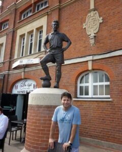 Mário Marra Instagram - Um #tbt de 2011. Dia muito legal de uma volta no Craven Cottage, estádio do Fulham. Na foto, eu, que não vou virar estátua, e Johnny Haynes, que foi muito bem também na seleção da Inglaterra. E aí vai a pergunta: você indicaria o nome de algum jogador para ficar eternizado na sede ou na porta do estádio do seu clube?