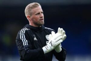 Mário Marra Instagram - Chegou o dia. 
Após 11 anos no Leicester, Kasper Schmeichel está de saída para o Nice.
Foram 479 partidas defendendo o clube e escrevendo uma história incrível de conquistas da Championship, Premier League, Copa da Inglaterra e Community Shield. Com Schmeichel, o Leicester disputou as quartas de final da Liga dos Campeões. Esteve até perto da semi, mas caiu para o Atlético de Madri.
Um grande se foi. 
O técnico Brendan Rodgers já havia dito que não deve buscar no mercado um novo titular. A disputa está entre Ward e Iversen. Uma nova etapa na vida do clube e na vida do goleiro da seleção da Dinamarca.
A Premier estará de volta já na sexta-feira. Eu, @pauloandradereal , @j.castelobranco e @carlossimonapito estaremos em Crystal Palace x Arsenal. 
Todos os jogos estarão no Starplus e vários estarão na ESPN.
#PremierLeagueNaESPN