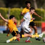 Mário Marra Instagram - Não chegaram muitas contratações e nem foram muitos amistosos de preparação para a temporada, mas o nível do futebol praticado pelo Wolverhampton tem despertado a atenção de seus torcedores. Bruno Lage vai iniciar a sua segunda temporada à frente dos Wolves e tende a buscar elevar o padrão de uma equipe que lutou por vaga para competições continentais até muito perto do fim. Se a expectativa cresceu, as lesões causam relativa aflição. Chiquinho, que terminou a temporada dando bons sinais, sofreu séria lesão no joelho e deve perder toda ou quase toda a temporada. Hoje o departamento médico confirmou que o ídolo Raul Jimenez, com lesão não tão grave no joelho, também será desfalque por algumas semanas. É uma pena. A Premier League já começa na próxima semana e os jogos estarão nos canais ESPN e no Starplus. #PremierLeaguenaEspn Crédito: foto Express and Star.