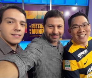 Mário Marra Instagram - O #tbt de hoje é um registro da saudade de estar junto de caras como eles. 
O Tseng, ele sabe disso, era visto por mim e pelo Danilo desde que meu filho nasceu e é muito legal saber que ele está por perto e que é um amigo presente.
O Rafa é um cara incrível. Craque e companheiro de muitos papos, sonhos e litros. Já sofri com ele em alguns momentos duros que vão de um hospital até a mensagem de sua saída da tv. 
Tudo passou. Só não passa a vontade de estar de novo com eles e de rirmos um da cara do outro.