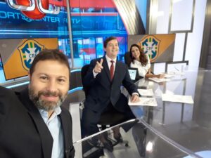 Mário Marra Instagram - Um #tbt que me fez lembrar do tanto que eu ria e nos divertíamos no estúdio. Saudades dos queridos @dudumonsanto e @eujulianaveiga.