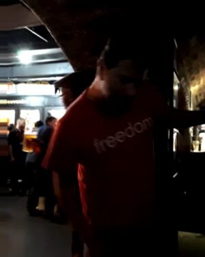 Mário Marra Instagram - O #tbt de hoje é de um cara aí. 
Ele me disse que tinha tomado umas cervejas e que estava no @cavernliverpool  ouvindo muito Beatles.
Cenas de dias de muita felicidade que um dia voltarão.