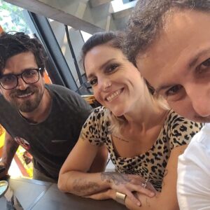 Mário Marra Instagram - Passando por Ikigai e por Sawabona, viajando por tantos conceitos tão bem alicerçados, descritos e vividos pelos queridos Leo e Diana, é um prazer indicar a leitura de Mínimo Essencial - Como a redução do excesso nos torna mais criativos, eficientes e empáticos.
Leo e Diana fazem o convite a acreditar na gente mesmo, no meio, na troca, na pessoa e bem menos na coisa.
Tem tanta pérola e em tantas páginas! 
Os sorrisos dos dois deixam claro logo no primeiro contato que ali existe algo diferente. E existe. 
Estive com eles muitas vezes em mensagens, outras tantas nos trabalhos do @coupleofthings e bem menos vezes pessoalmente, mas sempre foi bom e sempre deu vontade de querer mais. 
Sabemos que estamos devendo aquele atum selado, mas não vemos a hora de pagar.