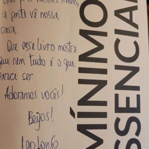 Mário Marra Instagram - Passando por Ikigai e por Sawabona, viajando por tantos conceitos tão bem alicerçados, descritos e vividos pelos queridos Leo e Diana, é um prazer indicar a leitura de Mínimo Essencial - Como a redução do excesso nos torna mais criativos, eficientes e empáticos.
Leo e Diana fazem o convite a acreditar na gente mesmo, no meio, na troca, na pessoa e bem menos na coisa.
Tem tanta pérola e em tantas páginas! 
Os sorrisos dos dois deixam claro logo no primeiro contato que ali existe algo diferente. E existe. 
Estive com eles muitas vezes em mensagens, outras tantas nos trabalhos do @coupleofthings e bem menos vezes pessoalmente, mas sempre foi bom e sempre deu vontade de querer mais. 
Sabemos que estamos devendo aquele atum selado, mas não vemos a hora de pagar.
