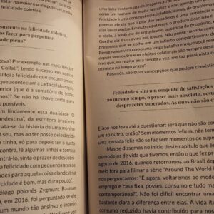 Mário Marra Instagram - Passando por Ikigai e por Sawabona, viajando por tantos conceitos tão bem alicerçados, descritos e vividos pelos queridos Leo e Diana, é um prazer indicar a leitura de Mínimo Essencial - Como a redução do excesso nos torna mais criativos, eficientes e empáticos.
Leo e Diana fazem o convite a acreditar na gente mesmo, no meio, na troca, na pessoa e bem menos na coisa.
Tem tanta pérola e em tantas páginas! 
Os sorrisos dos dois deixam claro logo no primeiro contato que ali existe algo diferente. E existe. 
Estive com eles muitas vezes em mensagens, outras tantas nos trabalhos do @coupleofthings e bem menos vezes pessoalmente, mas sempre foi bom e sempre deu vontade de querer mais. 
Sabemos que estamos devendo aquele atum selado, mas não vemos a hora de pagar.
