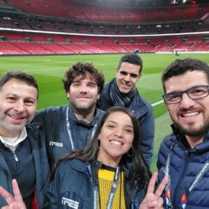 Mário Marra Instagram - É #tbt, mas não é um #tbt qualquer.
Vivi nos últimos dias muitas emoções diferentes.
Vi o aniversário da minha esposa em um outro continente e gosto muito de comemorar datas com quem amo, mas ela sabia o que tudo aquilo representava.
Ela sabe do nível de zelo que procuro tratar o meu trabalho e a cobertura da Premier League é boa parte das minhas atribuições.
Mas não vim aqui para falar de mim,  ninguém aguenta textos com eu, eu e eu...
O tbt é uma oportunidade de reverenciar tanta gente que se esforçou tanto durante nosso período na Inglaterra. E nem falo só de quem estava lá fazendo a coisa ir ao ar. 
Toda a nossa equipe aqui do Brasil que vibrou muito com cada conquista, com cada avanço nas nossas pautas. Muito obrigado.
Construímos uma relação muito legal entre as pessoas. É parceria mesmo. 
Desde um comprando um simples café para o outro até viver a experiência de um ouvir um pouco mais sobre a vida do outro. É bom estar perto de gente de carne e osso. 
Teve clássico em Wembley, no Emirates, visita ao ct do  Tottenham e do Arsenal. Ida ao teto do Tottenham Hotspur Stadium (e pensar que eu tinha medo de elevador panorâmico...) e tome mais clássico com show de Haaland e Foden, bate papo com Harry Kane, Gabriel Jesus, Paquetá e Antony, abraço apertado após jogo e teve também a oportunidade de conhecer o craque Fred Caldeira e de rever o amigo Fernando Maisonave. Sem falar das inúmeras crises de risos.
Separar apenas dez fotos para escancarar nossa alegria foi muito difícil, mas não há o que fazer. 
Muito obrigado. 
O cara lá de Minas que ficava vendo a Premier League teve várias vezes que segurar as lágrimas de gratidão.
Vamos por mais.

O Alê Celebroni não tem insta, mas foi espetacular no trabalho e também no papo.

Não posso esquecer do grande amigo do Paulo Andrade o georgiano Nica, nem dos nossos anjos Barry, de Liverpool, Luís, da Guatemala e Márcio, brasileiro de Lisboa.