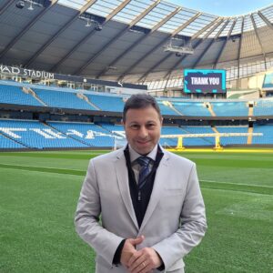 Mário Marra Instagram - É #tbt, mas não é um #tbt qualquer.
Vivi nos últimos dias muitas emoções diferentes.
Vi o aniversário da minha esposa em um outro continente e gosto muito de comemorar datas com quem amo, mas ela sabia o que tudo aquilo representava.
Ela sabe do nível de zelo que procuro tratar o meu trabalho e a cobertura da Premier League é boa parte das minhas atribuições.
Mas não vim aqui para falar de mim,  ninguém aguenta textos com eu, eu e eu...
O tbt é uma oportunidade de reverenciar tanta gente que se esforçou tanto durante nosso período na Inglaterra. E nem falo só de quem estava lá fazendo a coisa ir ao ar. 
Toda a nossa equipe aqui do Brasil que vibrou muito com cada conquista, com cada avanço nas nossas pautas. Muito obrigado.
Construímos uma relação muito legal entre as pessoas. É parceria mesmo. 
Desde um comprando um simples café para o outro até viver a experiência de um ouvir um pouco mais sobre a vida do outro. É bom estar perto de gente de carne e osso. 
Teve clássico em Wembley, no Emirates, visita ao ct do  Tottenham e do Arsenal. Ida ao teto do Tottenham Hotspur Stadium (e pensar que eu tinha medo de elevador panorâmico...) e tome mais clássico com show de Haaland e Foden, bate papo com Harry Kane, Gabriel Jesus, Paquetá e Antony, abraço apertado após jogo e teve também a oportunidade de conhecer o craque Fred Caldeira e de rever o amigo Fernando Maisonave. Sem falar das inúmeras crises de risos.
Separar apenas dez fotos para escancarar nossa alegria foi muito difícil, mas não há o que fazer. 
Muito obrigado. 
O cara lá de Minas que ficava vendo a Premier League teve várias vezes que segurar as lágrimas de gratidão.
Vamos por mais.

O Alê Celebroni não tem insta, mas foi espetacular no trabalho e também no papo.

Não posso esquecer do grande amigo do Paulo Andrade o georgiano Nica, nem dos nossos anjos Barry, de Liverpool, Luís, da Guatemala e Márcio, brasileiro de Lisboa.