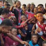 Mário Marra Instagram - Ok. Conhecer Tyrone Mings é fácil. O zagueiro do Aston Villa ostentou por um bom tempo a faixa de capitão da equipe de Birmingham e é figura fácil nas convocações para a seleção da Inglaterra. Bom posicionamento, força na bola aérea defensiva/ofensiva e liderança são algumas características marcantes de Mings, mas o papo aqui não é sobre o zagueiro. Já ouviu falar sobre a relação entre Tyrone Mings e Owusu Boakye Amando? Vou tentar te explicar: Owusu Amando é ganês e ama o Aston Villa. Já não é de hoje que a cidade de Ejisu-Juaben, na região de Ashanti, tem sido influenciada pela paixão pelo Aston Villa. É lá que Owusu Amando vive e é para ajudar as pessoas de lá que Mings tem se esforçado e feito campanhas. A Tyrone Mings Academy tem enviado bolas, redes, kits de treinamento para Gana e tem feito mais campanhas para dar voz e saúde aos moradores de Ashanti. Fazer a diferença na vida das pessoas parece ser algo nobre na vida de Mings. Que bom! O Aston Villa, de Mings, terá todos os seus jogos no Starplus e vários nos canais ESPN. #PremierLeaguenaEspn Fotos: Instagram de Tyrone Mings e Birmingham Mail.