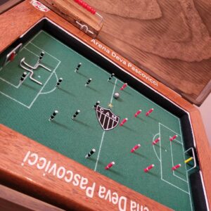 Mário Marra Instagram - No mundo dos sonhos, das brincadeiras infantis, da pureza e das licenças poéticas permitidas.
Foi para lá que meus pensamentos foram quando conheci o magnífico trabalho do @dedobolvintage. 
Imaginei um grande encontro entre Atlético e Liverpool.
Os dois preocupados apenas em permitir que os sonhos infantis se realizassem.
Com uma torcida gritando alto na Tribuna Reinaldo e a outra cantando na Steven Gerrard Stand.
Ídolos de todos os tempos reunidos e liberdade de imaginação em campo. 
Mas em que campo seria o partida?
Já que a licença poética está liberada, que os Ídolos joguem na Arena Deva Pascovicci, um amigo a quem devo muito e que precisava participar dos meus sonhos infantis. 
Obrigado, Amaral Jr, pelo seu trabalho, zelo e apreço pelo lúdico.
Obrigado, @dedobolvintage.
E sonhemos como crianças.