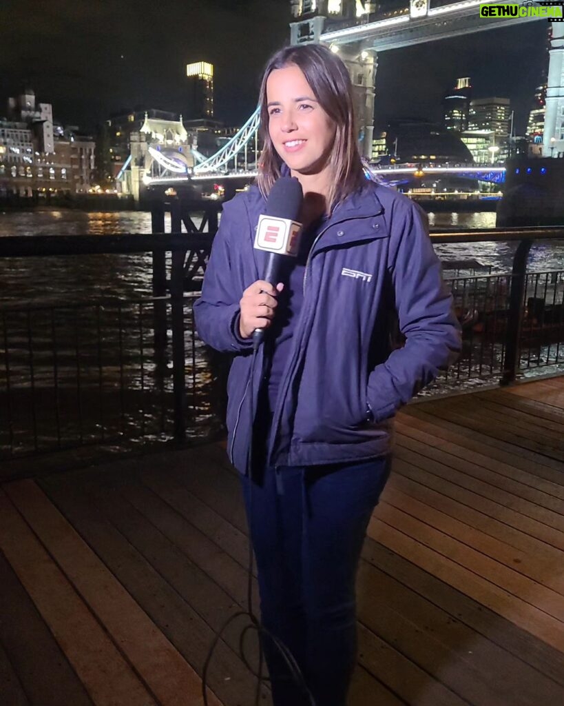 Mário Marra Instagram - A foto foi tirada sem que ela percebesse. Estávamos no ar na cobertura de dois clássicos na Inglaterra. Já conhecia a Natalie há muito tempo e já havíamos trabalhado juntos no passado. O post é sobre ela, mas vai aqui um relato: ela já era craque e, de longe, observava como era nítido que ela sempre estava preparada para tudo. Vou tornar agora público o que mandei para ela hoje no privado. "Você sabe que eu acho até bom não estar no jogo hoje, né? O motivo é muito claro. Eu, um ser em eterno conflito e sempre perto da sensibilidade frouxa, não seria bem interpretado. Daria para perceber minhas lágrimas e as pessoas entenderiam que eu não estou feliz, mas estou feliz e orgulhoso por você e de você. O zelo, carinho e sua força de trabalho novamente foram vistos e reconhecidos. Sim, será estranho não ter você por perto nos jogos, mas não será triste. Vai bastar acessar a informação de onde você está e a estranheza vai identificar a vitória de quem mereceu, vai ser a justiça. É nisso que creio e é nisso que me escoro. Arrebenta. Beijos." Voltando ao início. Falei que ela não percebeu que estava sendo fotografada. É assim quando admiramos alguém e queremos guardar aquela pessoa por perto, ainda que na memória do celular. Natalie é um belo exemplo de profissional. Ímpar.